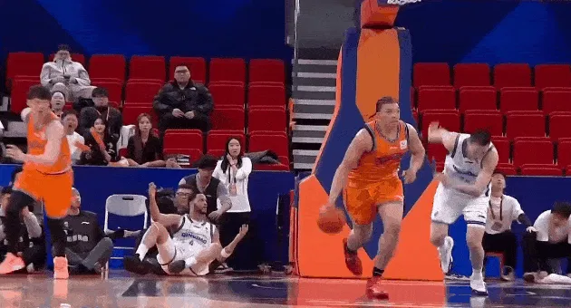 星空体育-起飞！张镇麟快攻接球远距离起飞上演双手滑翔飞扣